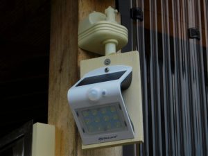 センサーライトの取付完了